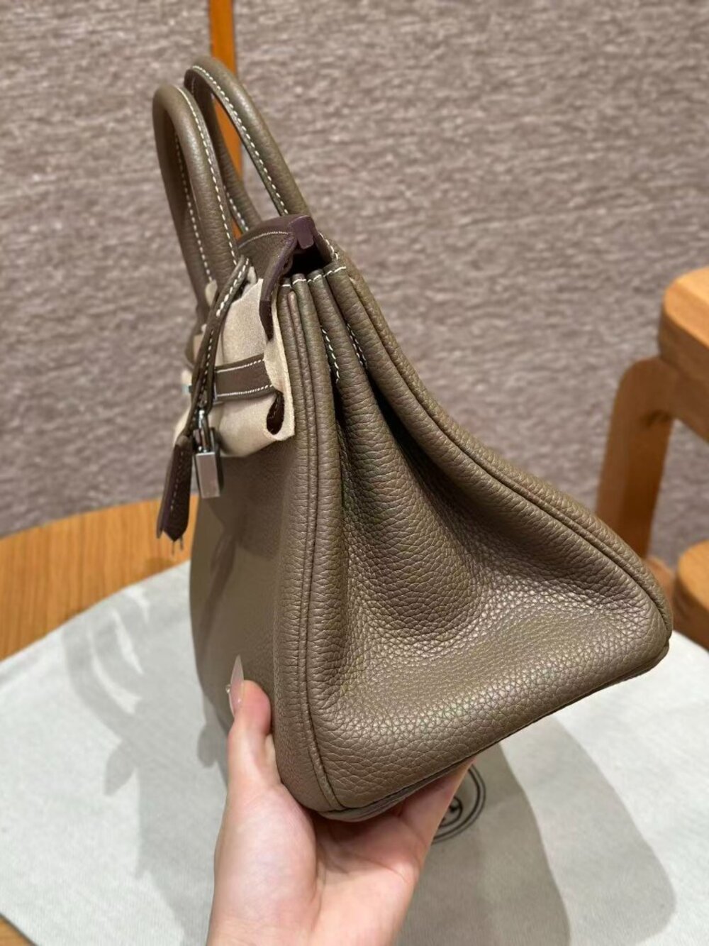 Classic Hermes Bag: A Stylish and Versatile Choice for Elegance - Picture 4 of 6